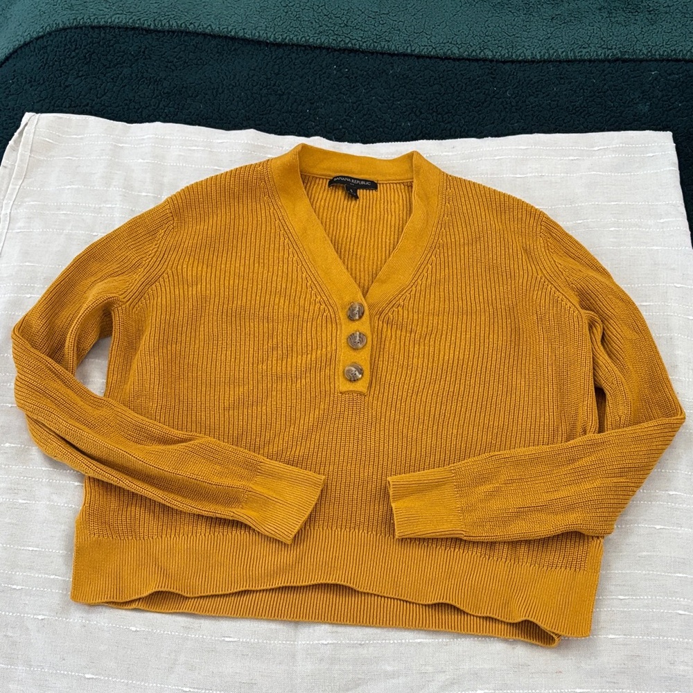 Banana Republic Women's V-Neck Sweater in Mustard